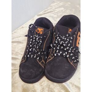 Man's Shoes Sz 6.5 DC Gaveler Casual Low Top Skate Shoes Sneakers Skull Laces